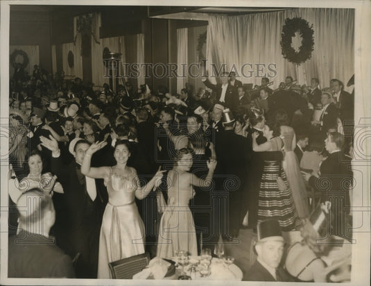 1940 Press Photo New York Crowd at New Year's Party at Hotel Commodore NYC - Historic Images