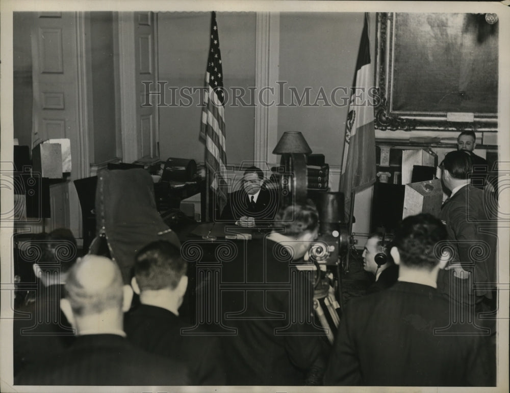 1937 Press Photo New York Mayor F.H. La Guardia posed for Movie News Reels NYC-Historic Images