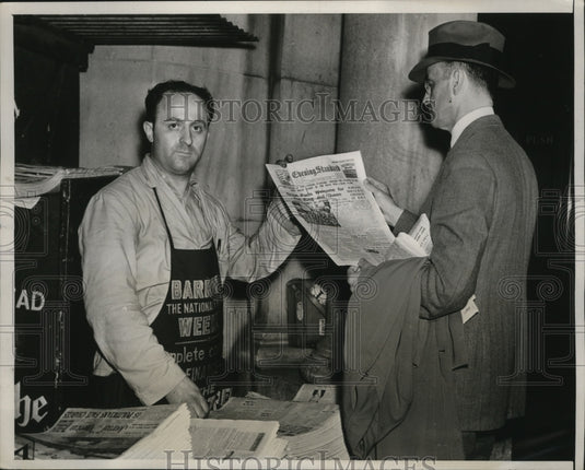1938 Press Photo New York Man buys copy of London Evening Standard NYC-Historic Images