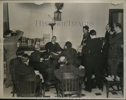 1936 Press Photo NEW YORK TOM DEWEY WELCOMES NEWSPAPERMEN IN HIS OFFICE NYC-Historic Images