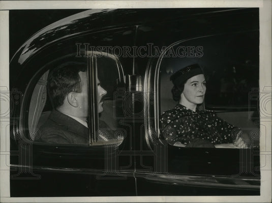 1938 Press Photo New York DA Thomas E Dewey & wife in NYC - neny25424-Historic Images