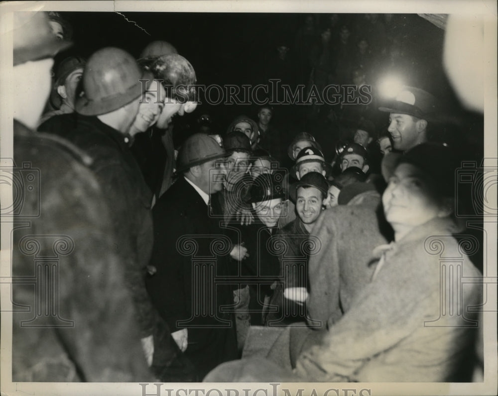 1939 Press Photo New York Mayor LaGuardia with Workmen in Tunnel NYC - neny25852-Historic Images