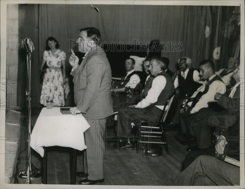 1937 Press Photo New York Mayor F.H. La Guardia speaking to the crowds NYC-Historic Images