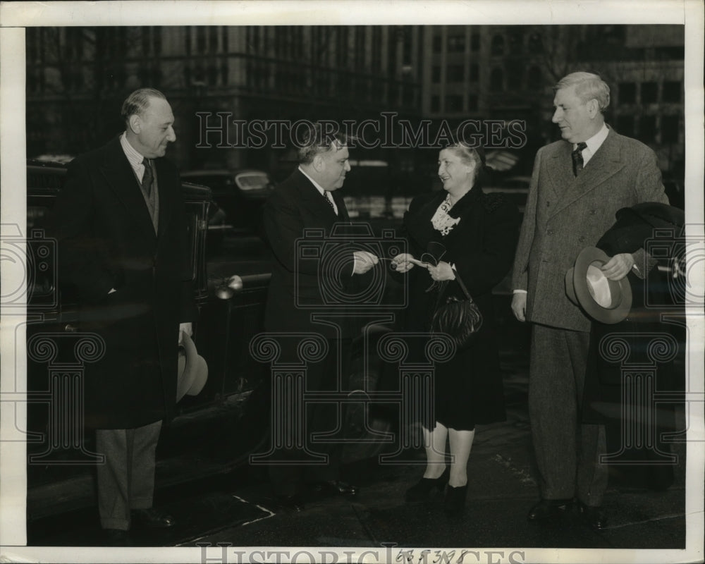 1942 Press Photo New York Mayor Fiorello La Guardia accept gift for Uncle Sam-Historic Images