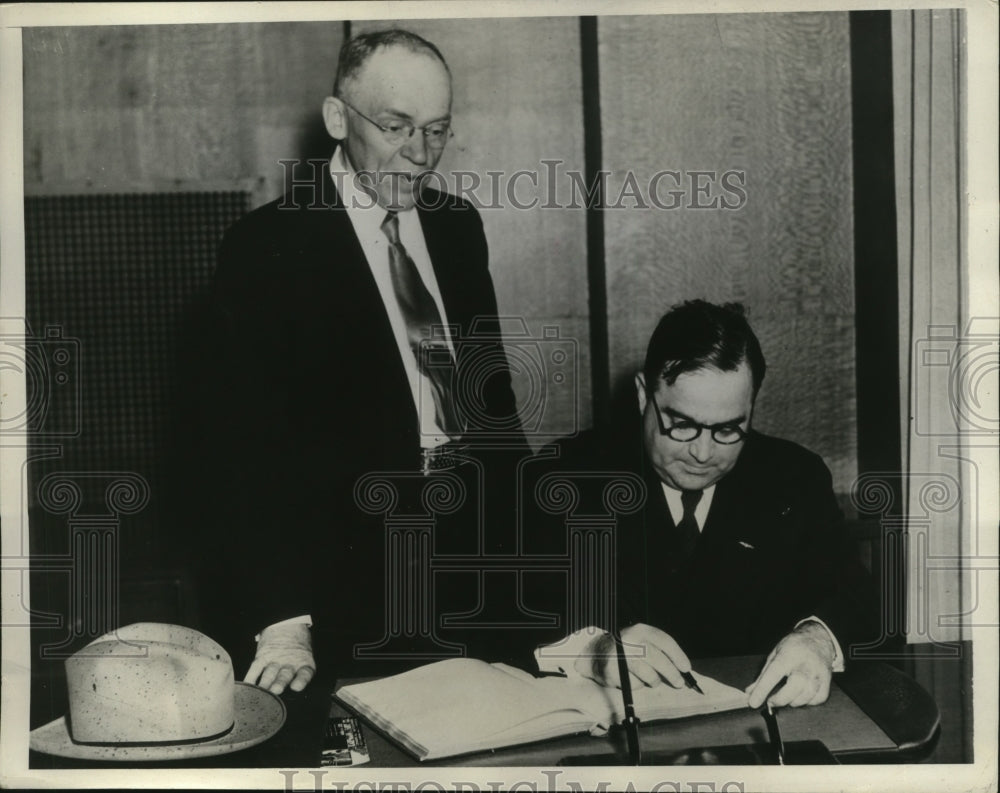 1934 Press Photo New York Mayor Fiorello La Guardia sign World&#39;s Fair Register - Historic Images