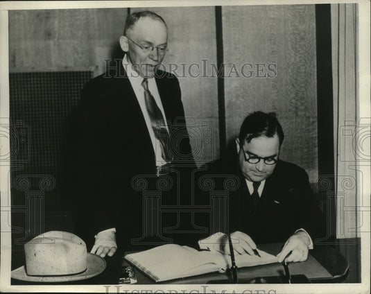 1934 Press Photo New York Mayor Fiorello La Guardia sign World's Fair Register - Historic Images