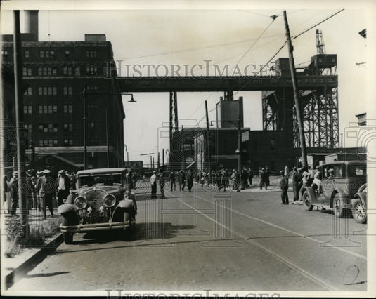 1932 Press Photo New York crowd at scene of explosion in NYC - neny25927-Historic Images