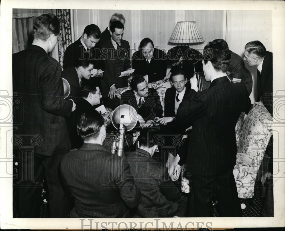 1942 Press Photo New York Man on campaign tour with the press in NYC - Historic Images