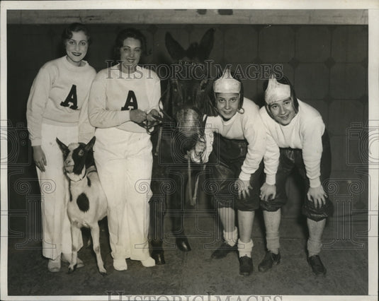 1930 Press Photo New York Hunter College w/ Goat and Mule Mascots for Fest NYC-Historic Images