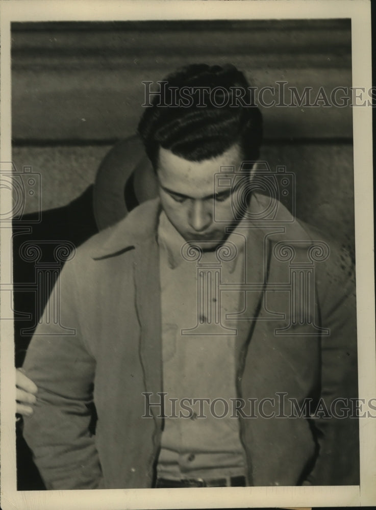 1947 Press Photo New York James Irvine surrenders to police NYC - neny26346-Historic Images