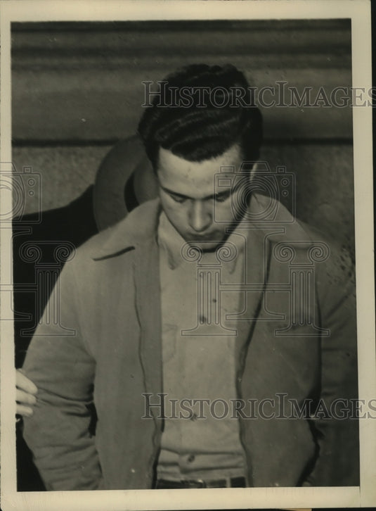 1947 Press Photo New York James Irvine surrenders to police NYC - neny26346-Historic Images