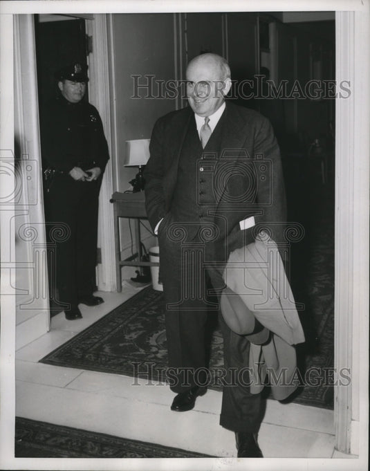 1952 Press Photo New York John J. McCloy Leaves The Hotel NYC - neny26402-Historic Images