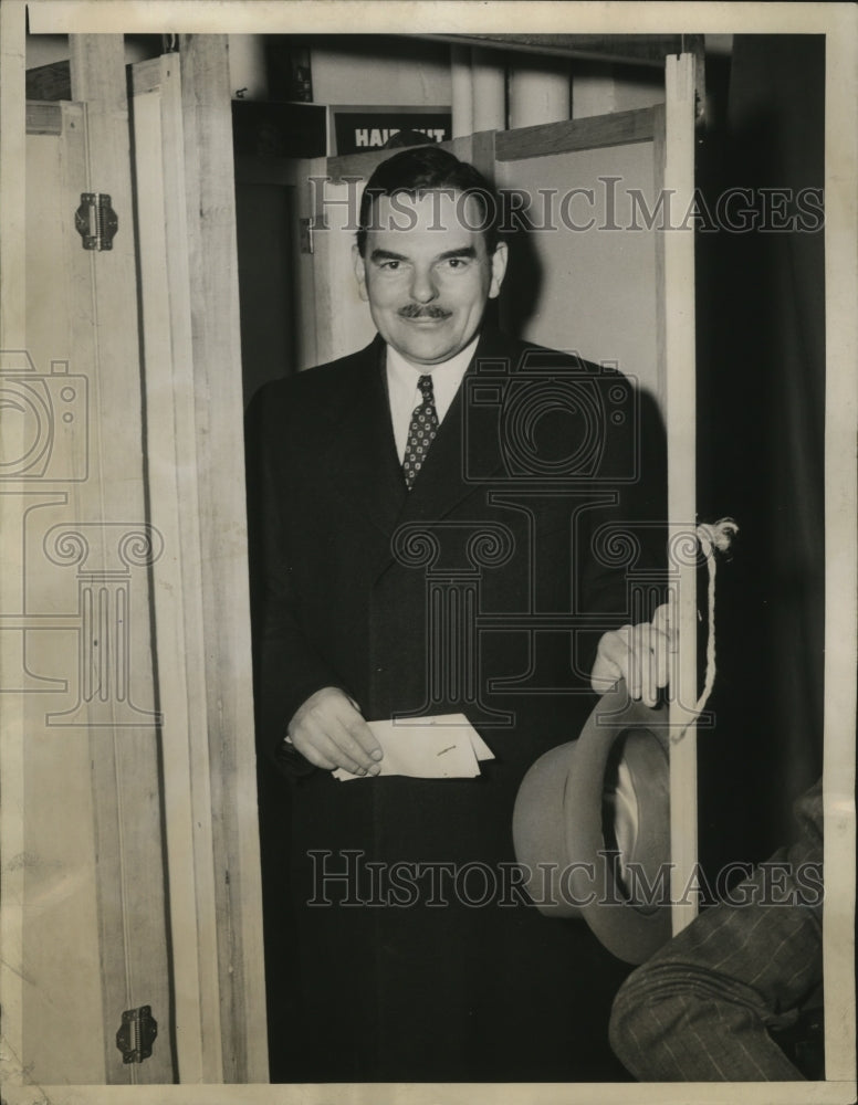 1944 Press Photo New York Governor Dewey Registers NYC - Historic Images