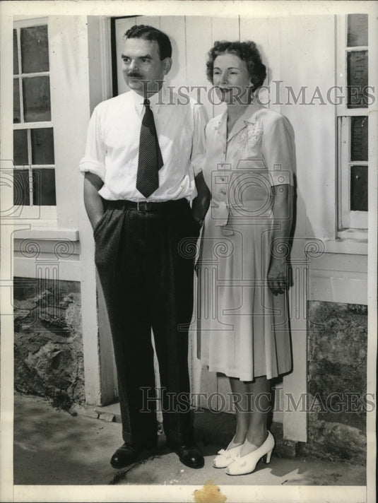 1944 Press Photo New York Gov & Mrs Dewey Relax in Anticipation of Campaign NYC-Historic Images