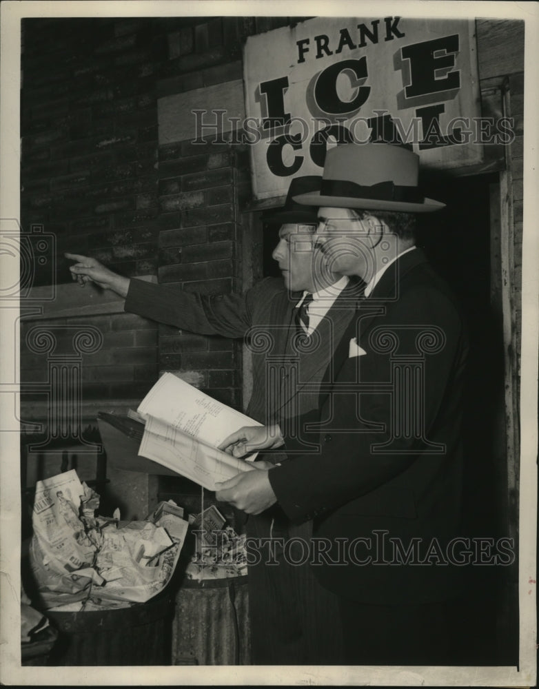 1945 Press Photo New York Governor Dewey Sees Plans Melrose Place Project NYC - Historic Images