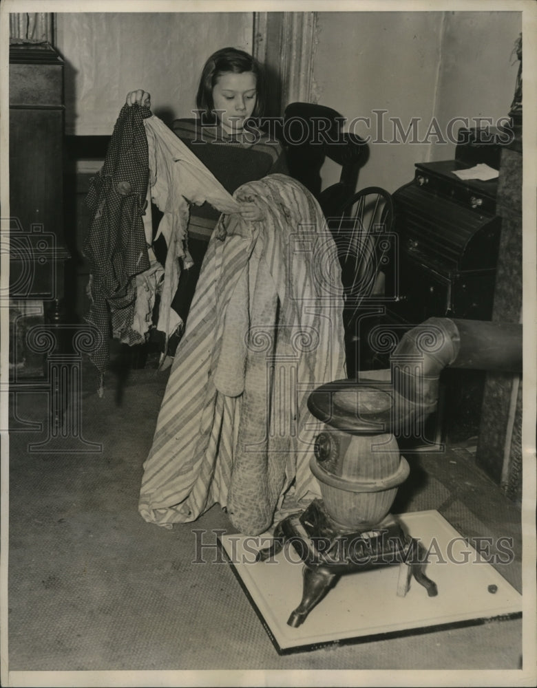 1937 Press Photo New York Julia O&#39;Neil after smothering a home fire in NYC-Historic Images