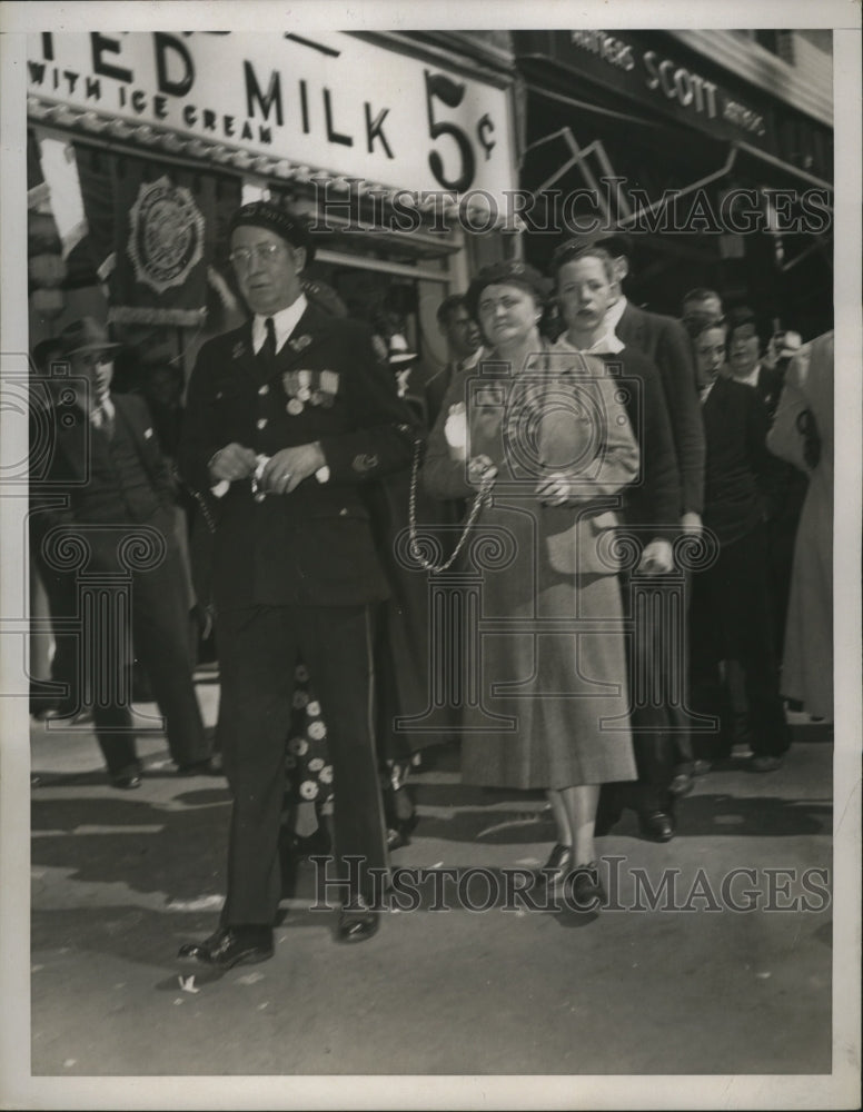 1937 Press Photo New York American Legionnaire Chained to Wife in Parade NYC-Historic Images