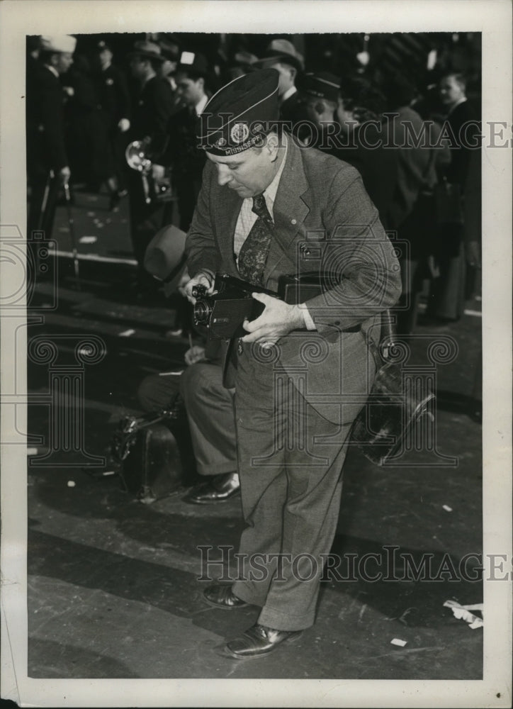 1937 Press Photo New York American Legionaire photographer at convention in NYC - Historic Images