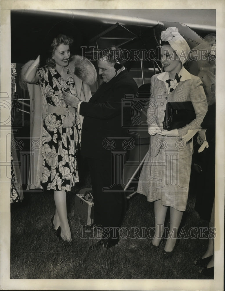 1941 Press Photo New York Mayor F.H.La Guardia doing a  heartbeat test NYC - Historic Images