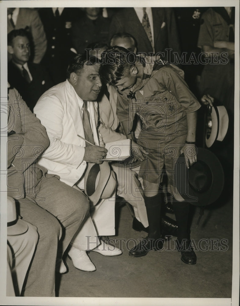 1935 Press Photo New York Mayor LaGuardia Autographing Book George Monroe NYC-Historic Images