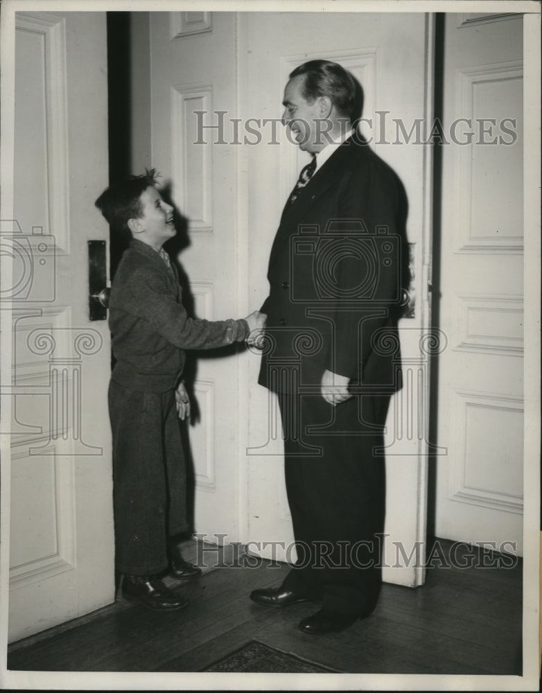 1946 Press Photo New York Mayor William O&#39;Dwyer meets Anthony Cox NYC - Historic Images