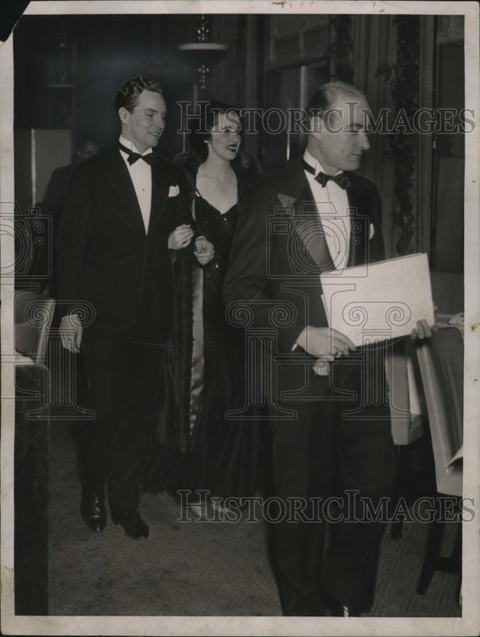 1937 Press Photo New York Unknown Couple & Waiter at New York Night Club NYC-Historic Images