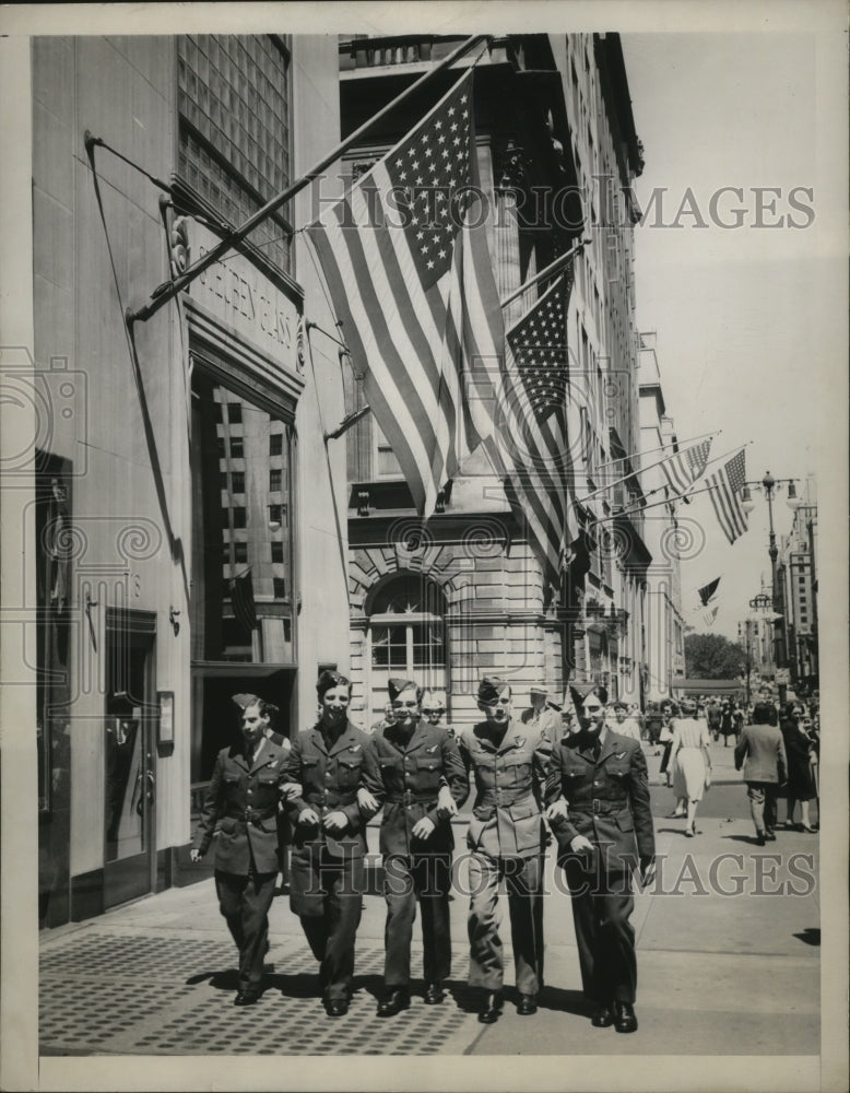 1945 Press Photo New York  Royal Air Force Celebrate Second Day of Peace NYC - Historic Images