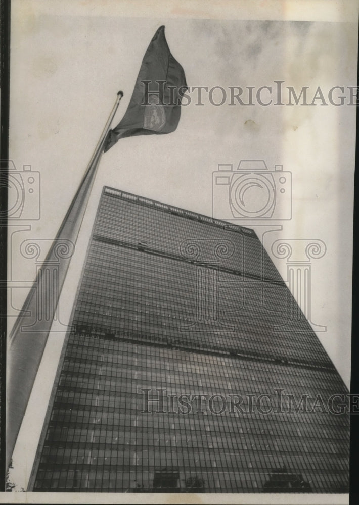 1964 Press Photo New York United Nations Flag Half-Staff for Prime Minister NYC-Historic Images