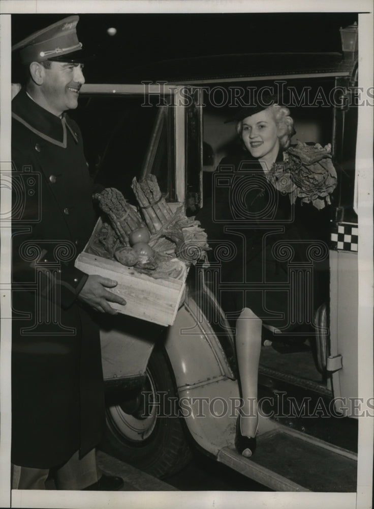 1938 Press Photo New York Rachael Poole after shopping at Les Halles in NYC- Historic Images