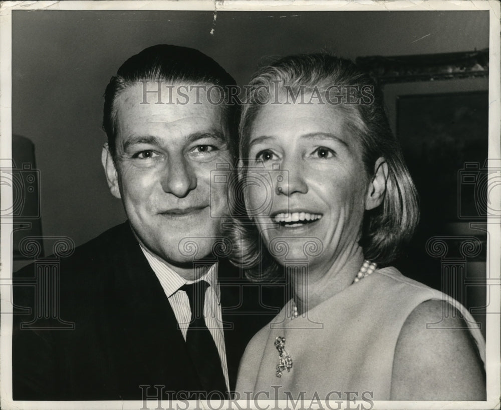 1968 Press Photo New York Sharman Douglas and Fiance Andrew MacKensie in NYC - Historic Images