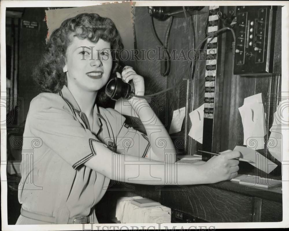 1943 Press Photo Helen Hanzelin first female worker at New York Stock Exchange- Historic Images