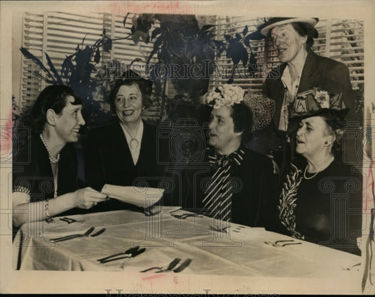 1947 Press Photo Mamie Eisenhower, Mrs. Tom Connally and others at a luncheon - Historic Images