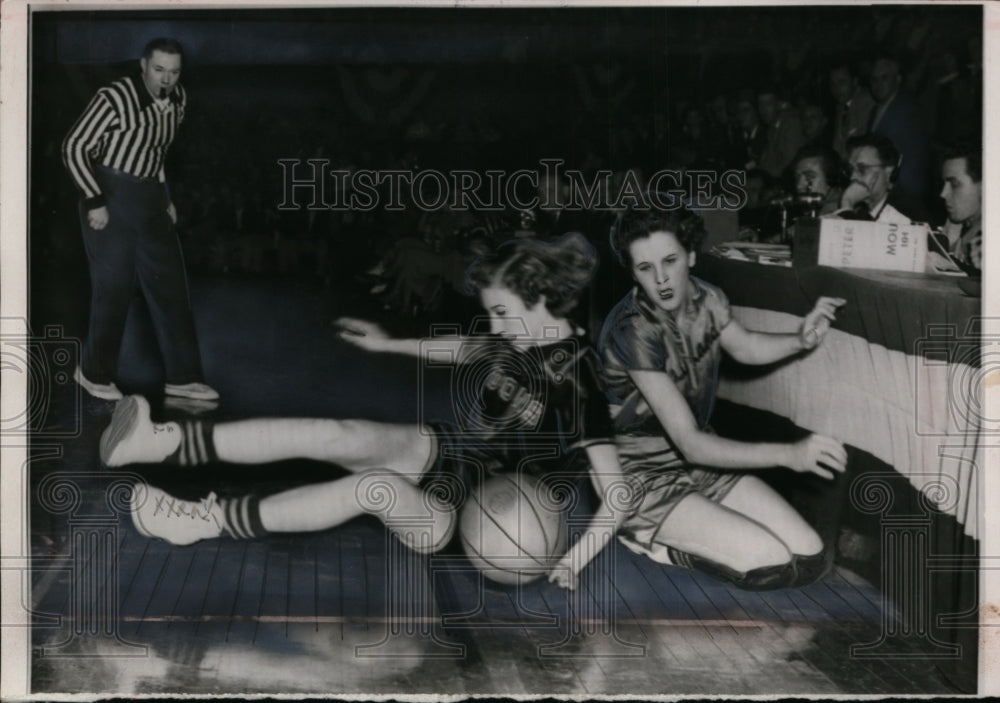 1954 Kansas City vs Wayland College, Women&#39;s Nat&#39;l AAU Basketball - Historic Images