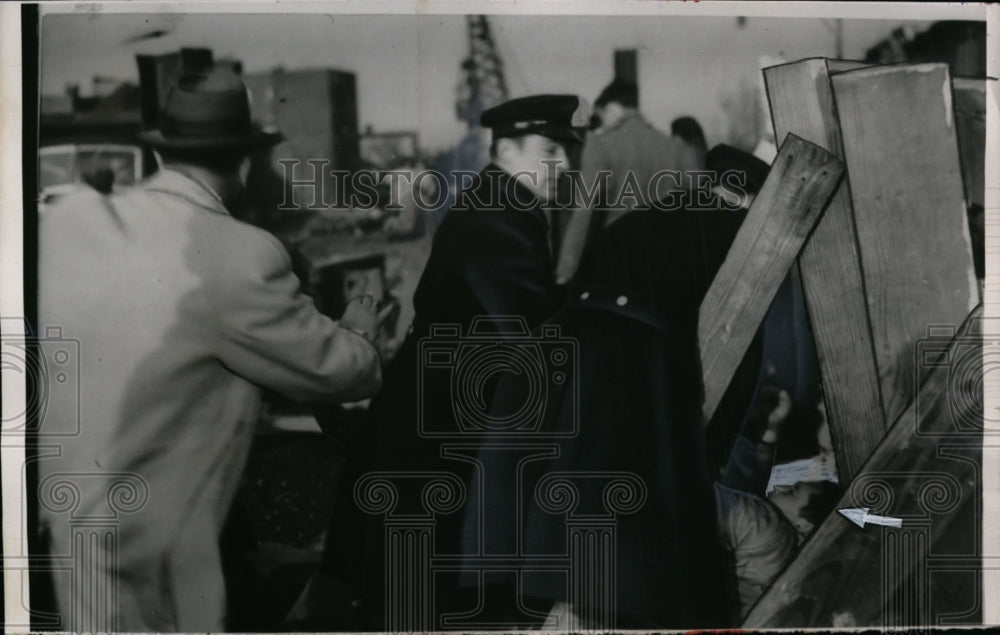 1954 Press Photo police subdue dockworker at NLRB polling place, Brooklyn-Historic Images