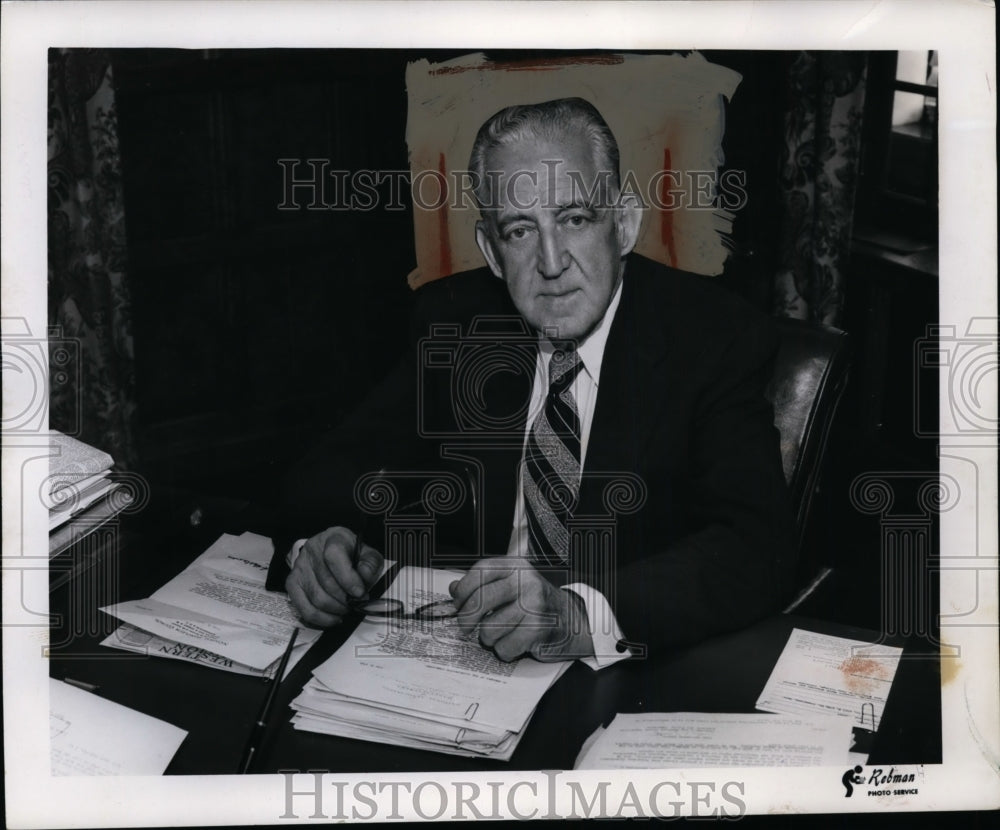 1959 Armstrong Stambaugh receives Businessman award from Harvard - Historic Images