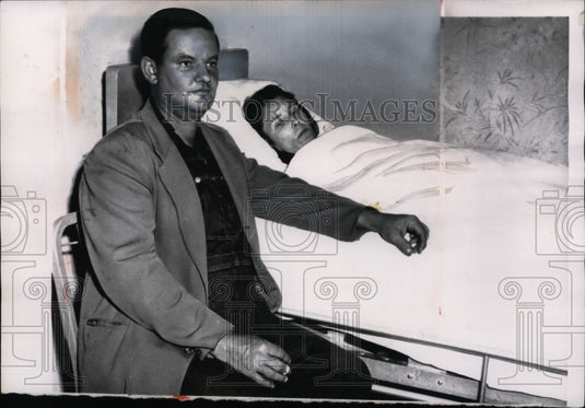 1955 Press Photo Mr and Mrs E. E. Nelson, parents of quads, in Alma, Georgia-Historic Images