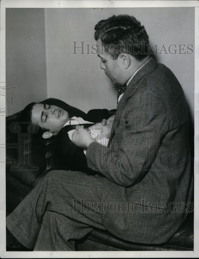 1934 Press Photo Louis Rude Payne Being Cared for by His Father Luctos F Payne-Historic Images