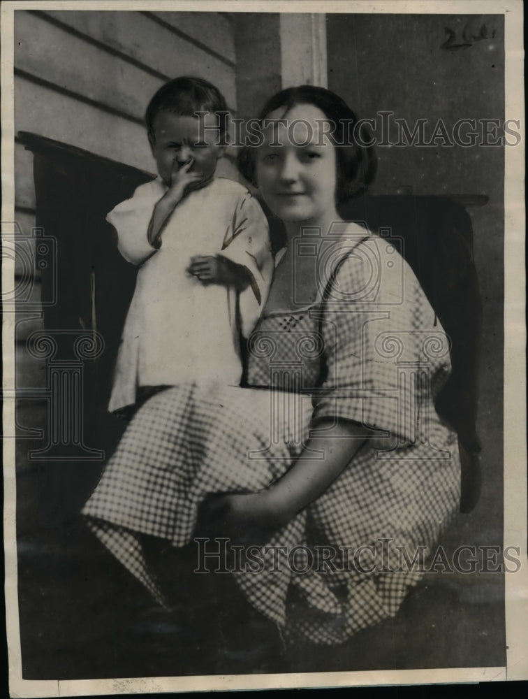 1925 Hilda Moore, Wife of Murder Victim Thomas Moore & Child - Historic Images