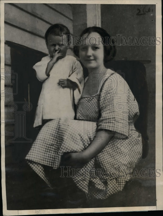 1925 Hilda Moore, Wife of Murder Victim Thomas Moore & Child - Historic Images