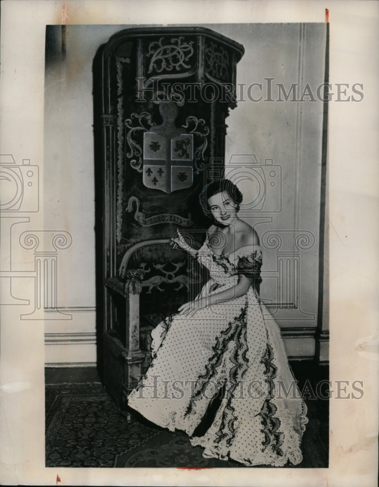 1948 Press Photo Aleen Ryles with Christopher Columbus Chair, New York Fair-Historic Images