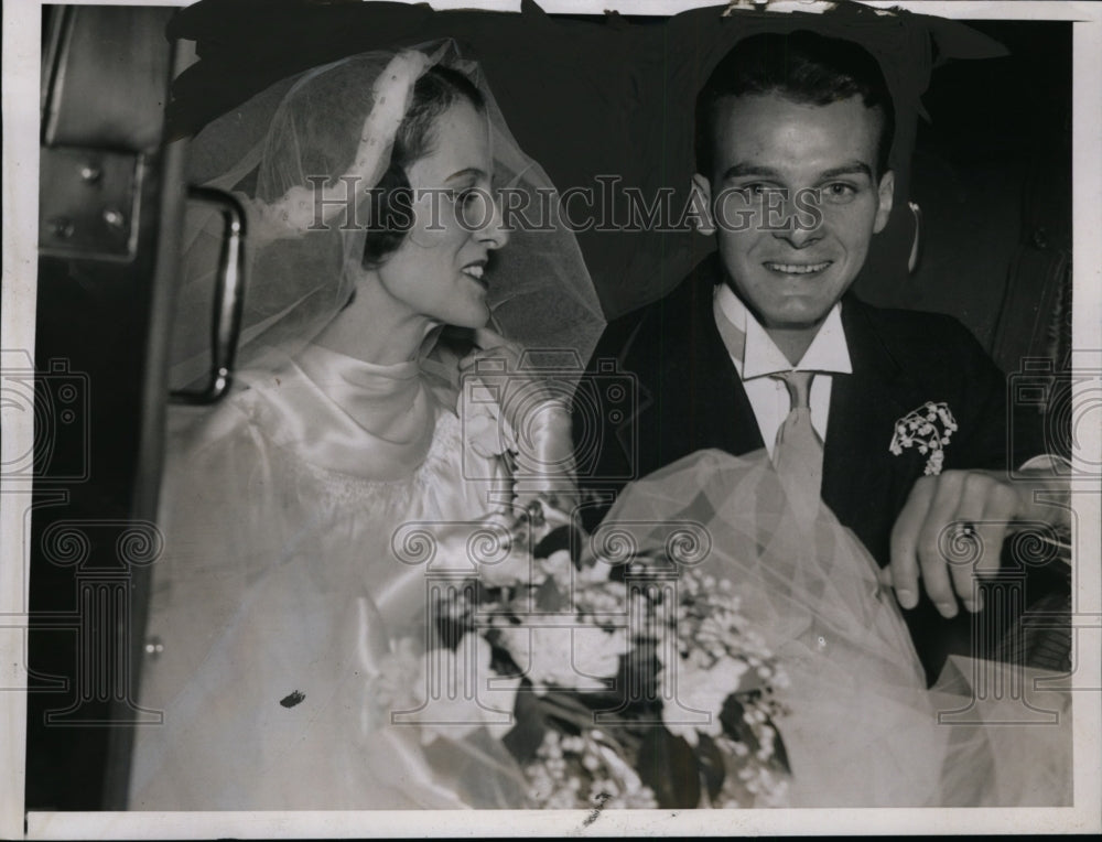 1935 Press Photo Mrs &amp; Mrs FT Warrand II at their wedding - neo00794 - Historic Images