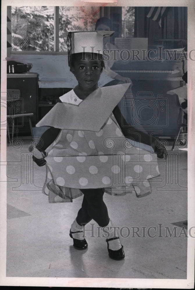 1969 Carlotta Dachson Curtseys After Receiving Head Start Diploma - Historic Images