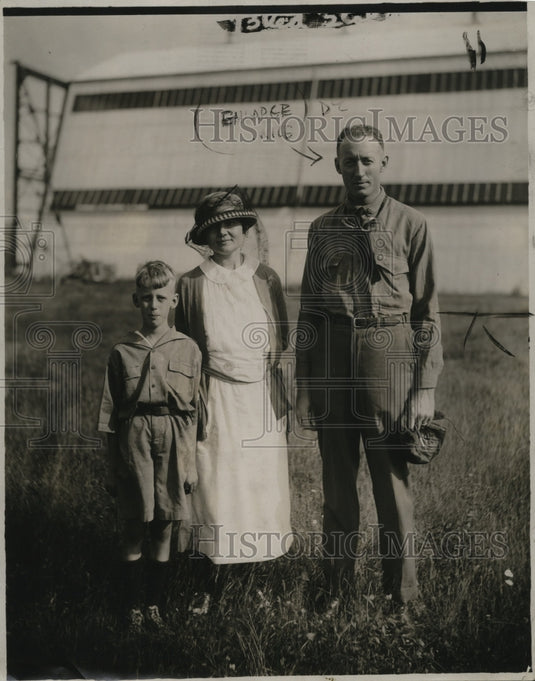 1922 Press Photo Pilot Major H.A. Strauss & Wife, Son Bobby - neo00981-Historic Images