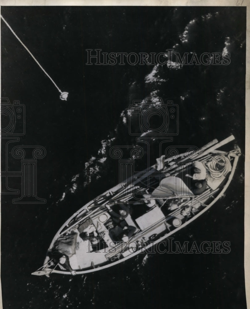 1942 Press Photo US Navy Blimp Dropping Supplies to Lifeboat - Historic Images