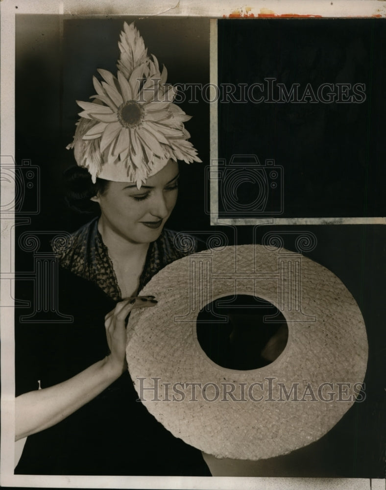 1940 Press Photo Model With 2-Piece Hat Arrangement which Can Be Removed - Historic Images