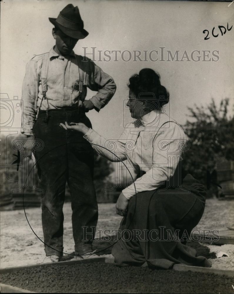1929 Miss Laura Barlou &amp; a cowboy at a show  - Historic Images