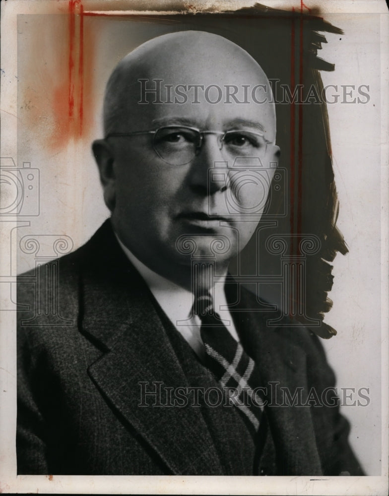 1945 Press Photo Mr O Breen in a business suit - neo01280-Historic Images