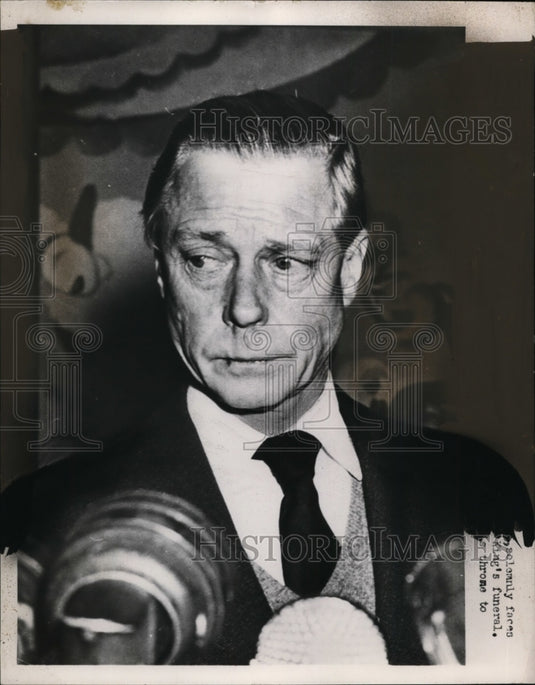 1952 Press Photo A man at the King's funeral - neo01394-Historic Images