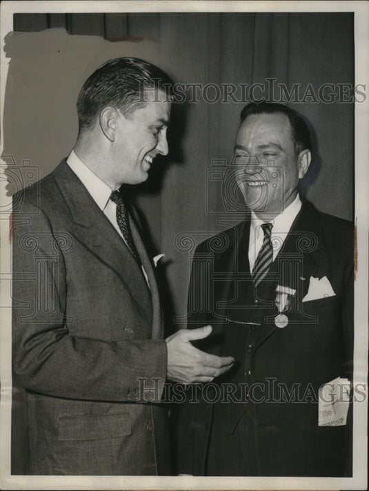 1947 Press Photo Franklin Roosevelt & Joseph Carr of Young Democrats Club-Historic Images