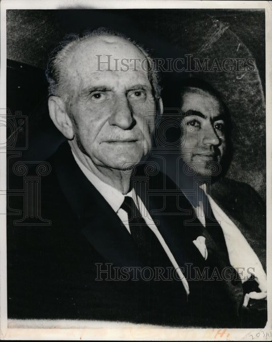 1968 Press Photo George Papemdreou and an assistant - Historic Images